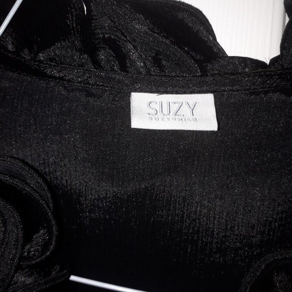 NWOT Suzy shier size small fashion statement blouse. - Picture 2 of 4